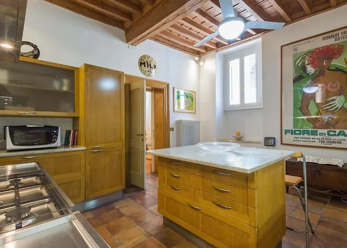 In A 1400s Building In Via Dei Coronari Piazza Navona *